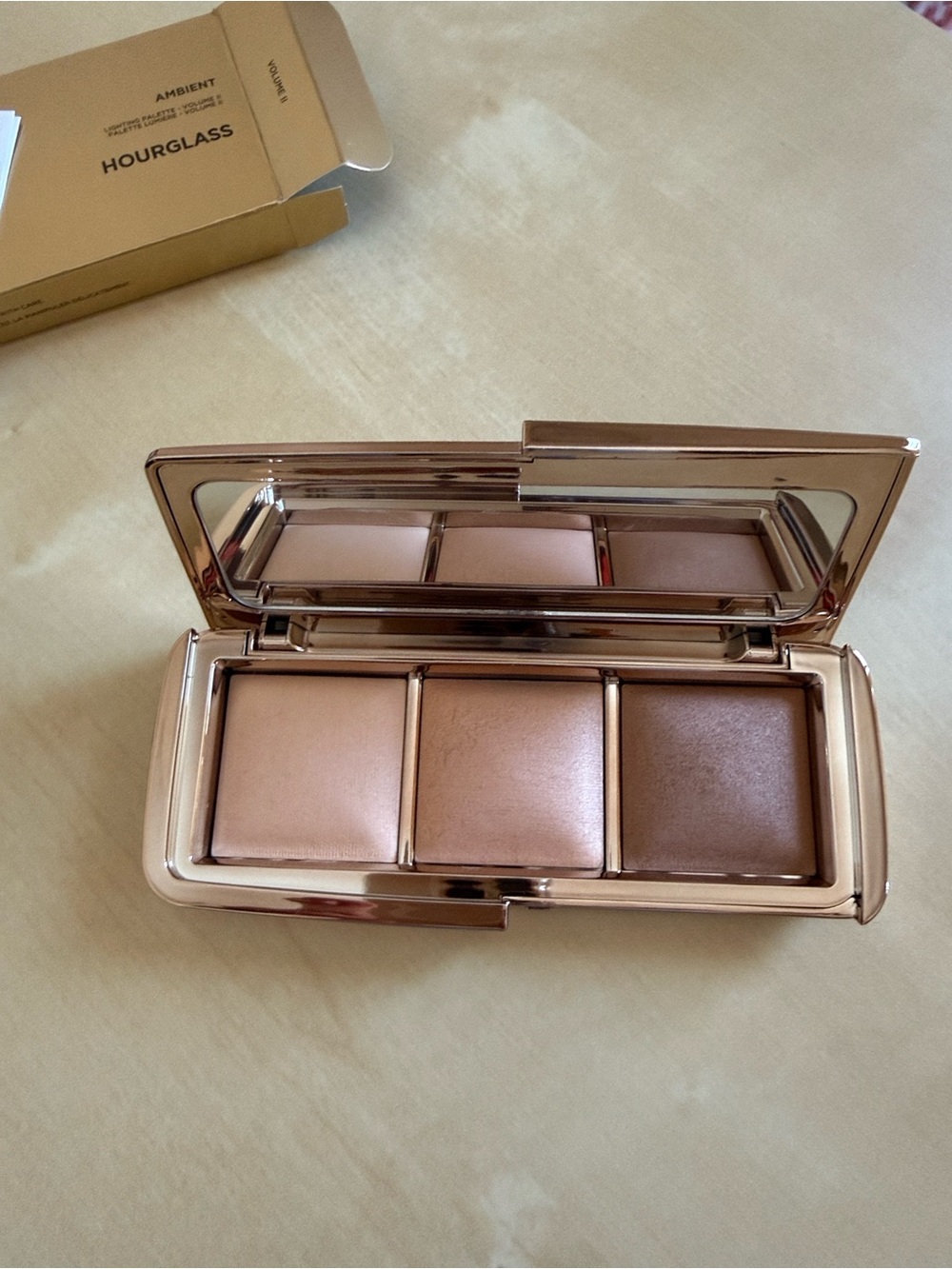Hourglass Ambient Lighting Palette - Metallic Gold Compact -VOL II - Picture 4 of 7